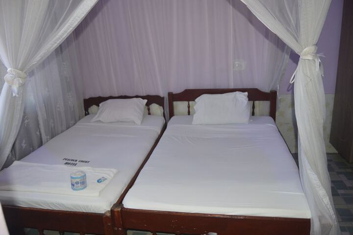 Room 13 of 32