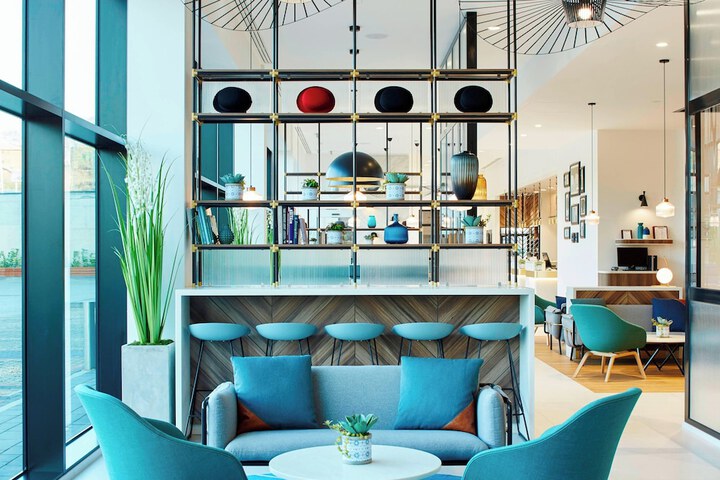 Lobby lounge