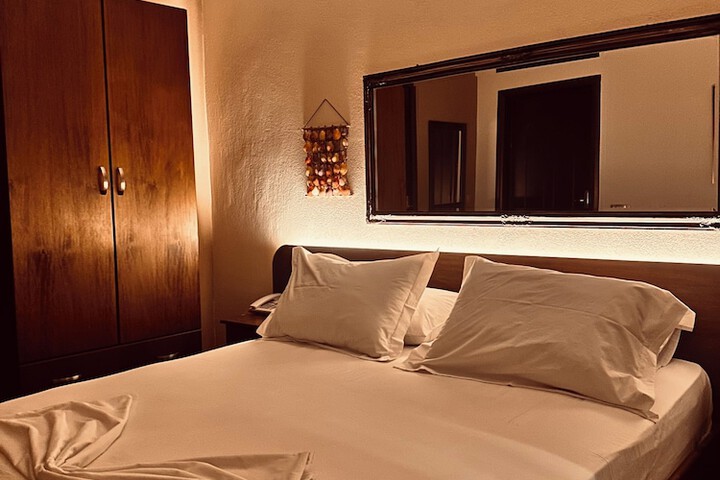 Room 12 of 28