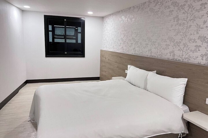 Room 5 of 26