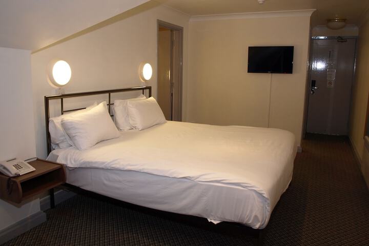Room 90 of 236