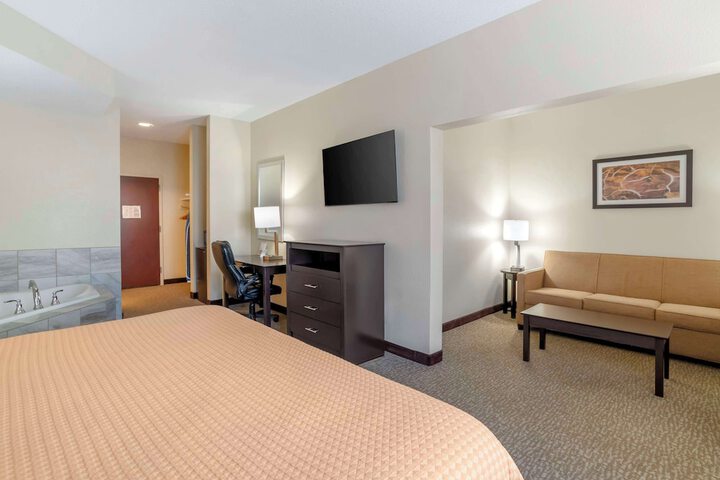 1 King Bed High Speed Internet Accessible Microwave, Refrigerator, Continental Breakfast (8 of 13)