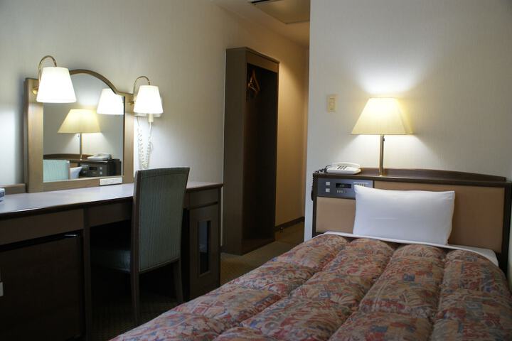 Room 8 of 33