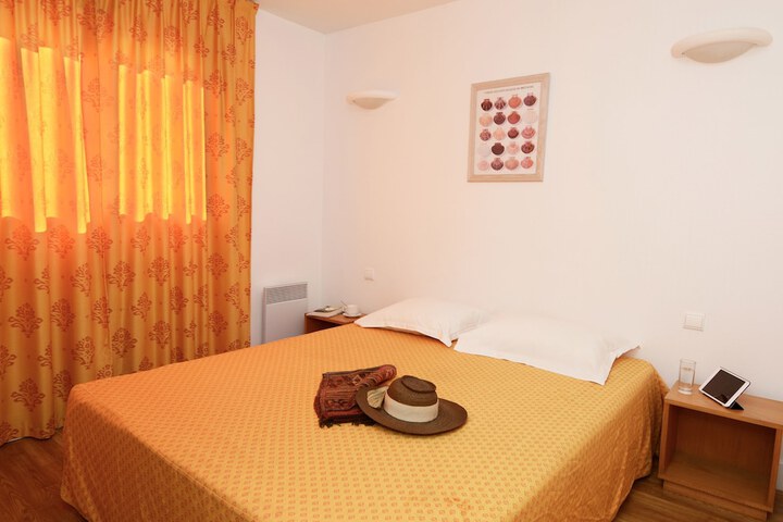 Room 2 of 16