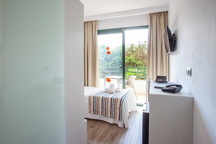 Room 80 of 143