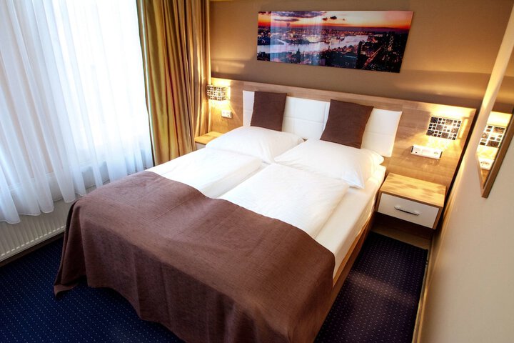 Room 13 of 26