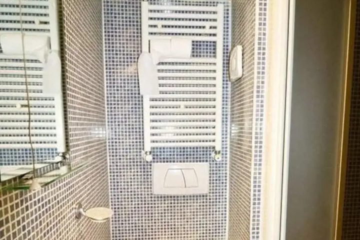 Room 7 of 13