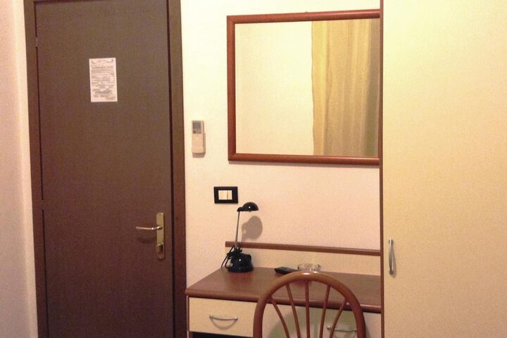 Room 6 of 35