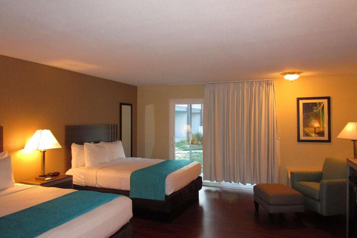 1 Queen Bed Desk Microwave and Refrigerator WiFi Full Breakfast (2 of 21)