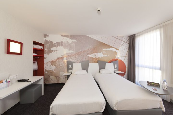 Room 52 of 143