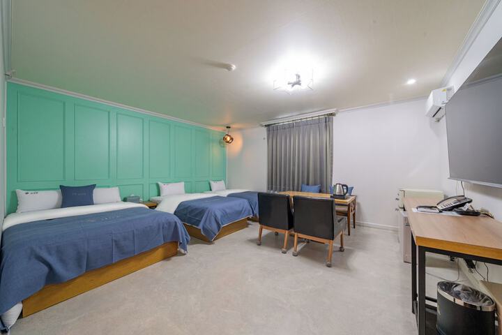 Room 10 of 20
