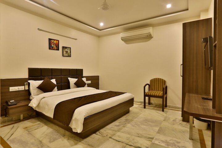 Room 12 of 24