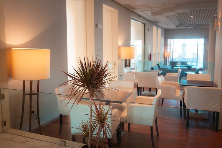 Lounge 41 of 54