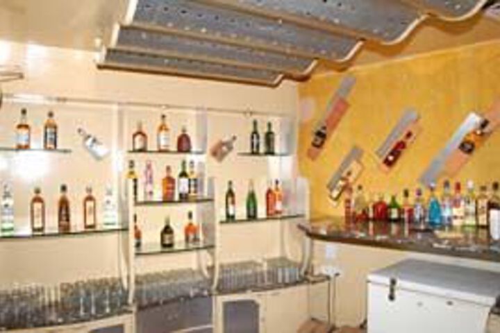 Lounge 8 of 22
