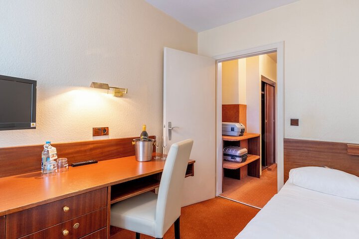 Room 12 of 61