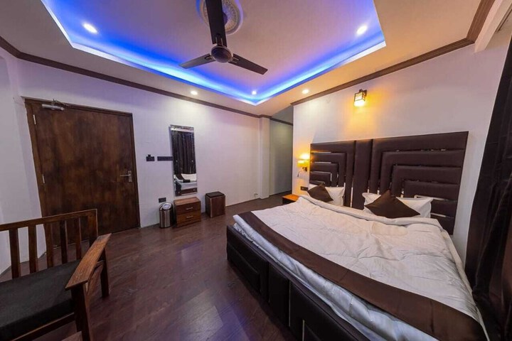 Room 10 of 16