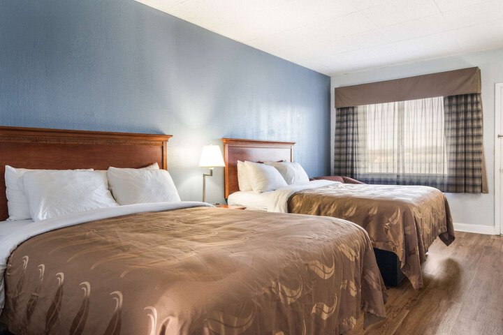 2 Queen Beds (12 of 18)