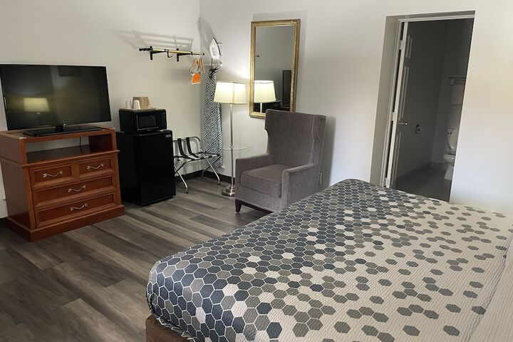 1 King Bed (2 of 13)