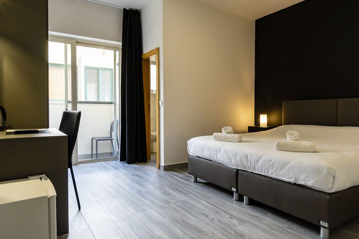 Room 3 of 65