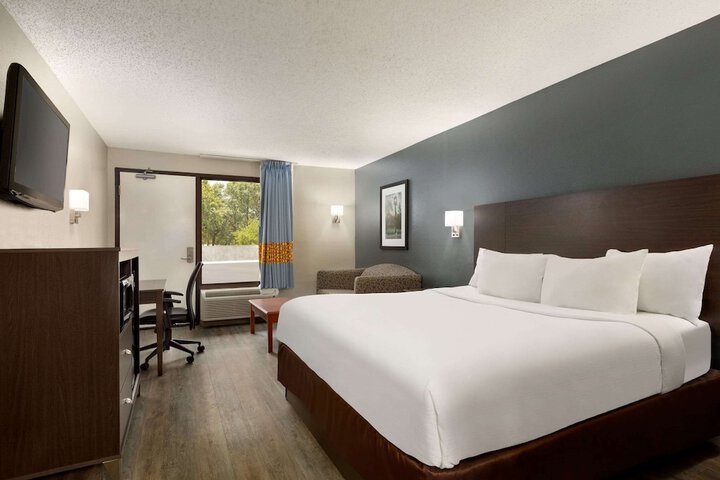 1 King Bed (3 of 13)