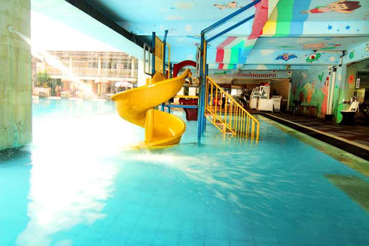 Hotel Pool