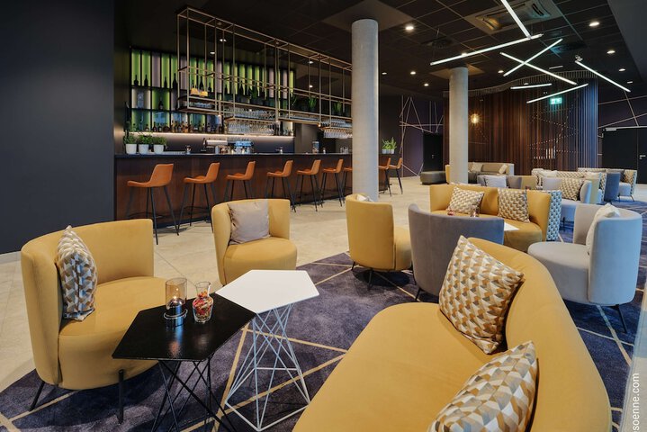Lounge 21 of 38