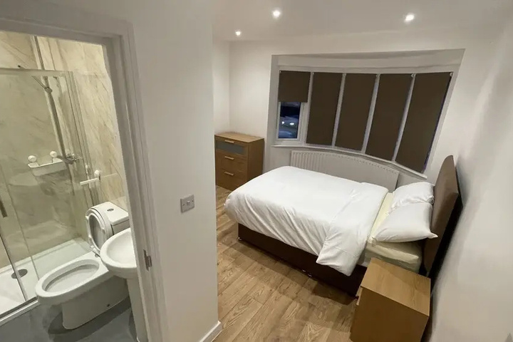 Room 6 of 18