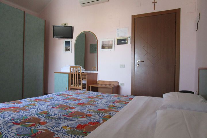 Room 4 of 38