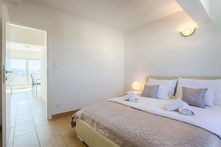 Room 4 of 93