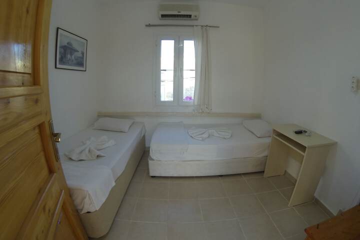 Room 8 of 99