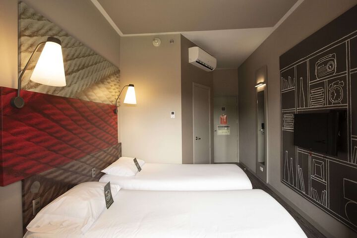 Room 6 of 77