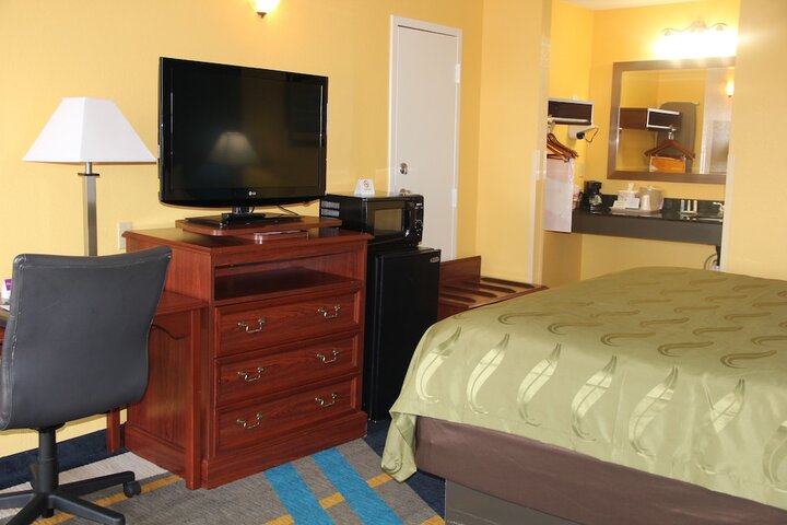 1 King Bed (8 of 10)