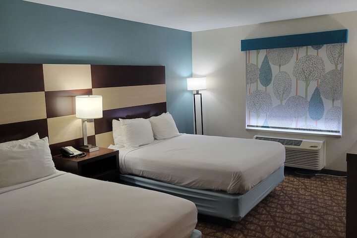 2 Queen Beds High Speed Internet Accessible Microwave and Refrigerator, Coffee Maker Iron and Ironing Board Hairdryer Full Breakfast (9 of 15)