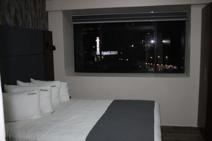 Single Deluxe Queen Bed (3 of 4)