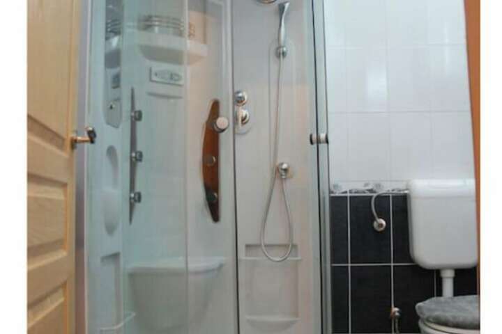 Room 5 of 11