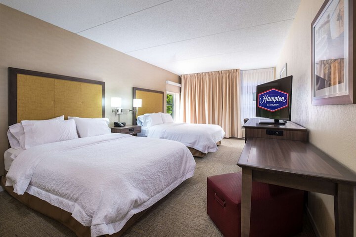 2 Queen Beds Hearing Accessible (7 of 10)