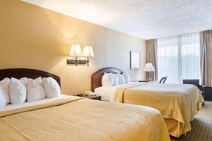 2 Queen Beds (7 of 7)