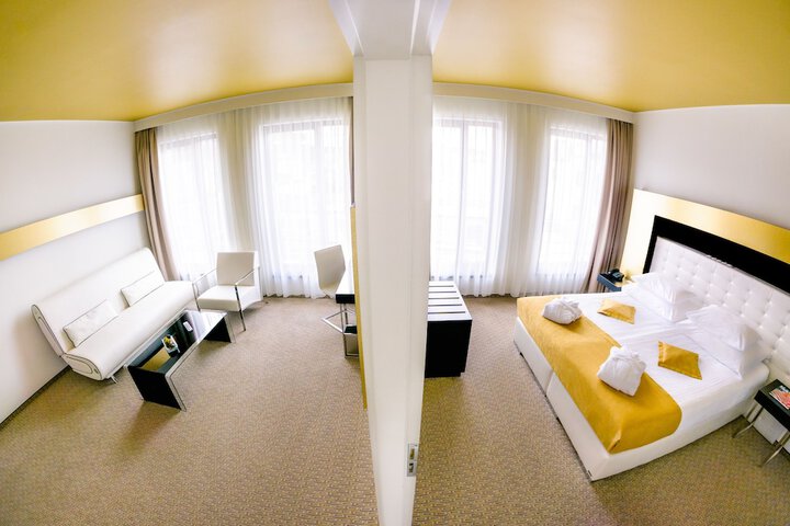 Room 23 of 76