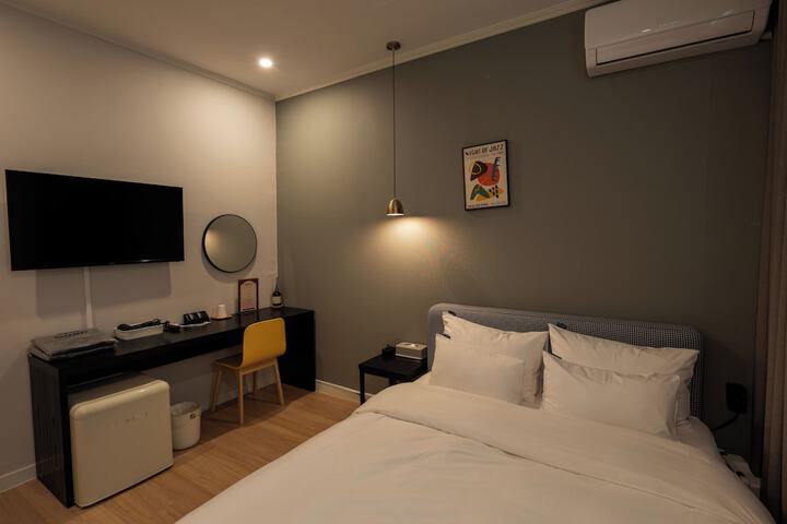 Room 42 of 80