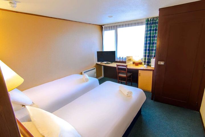 Room 5 of 16