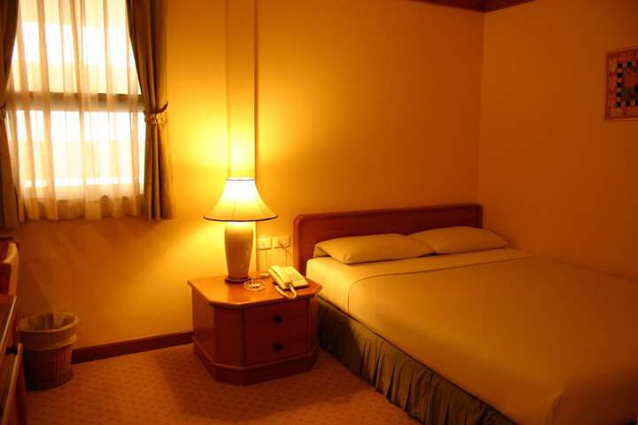 Room 10 of 32