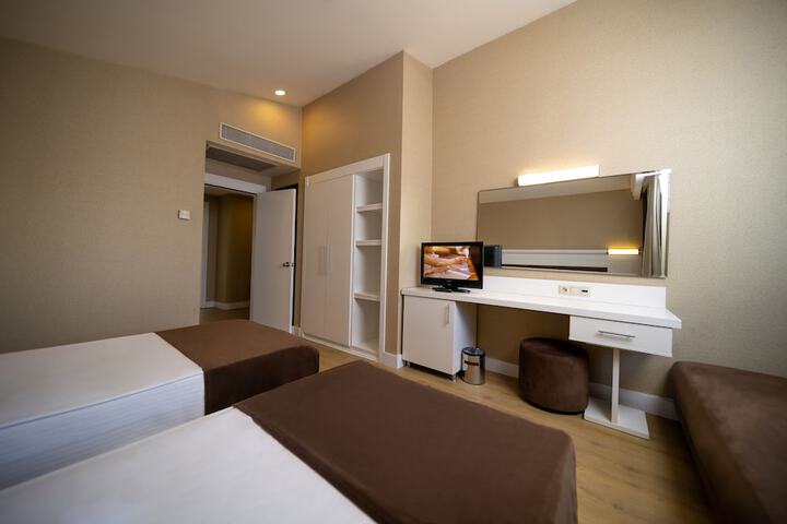 Room 9 of 80