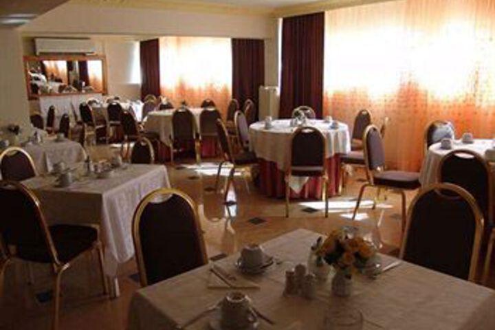 Dining 18 of 19