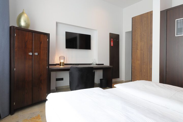 Room 10 of 28