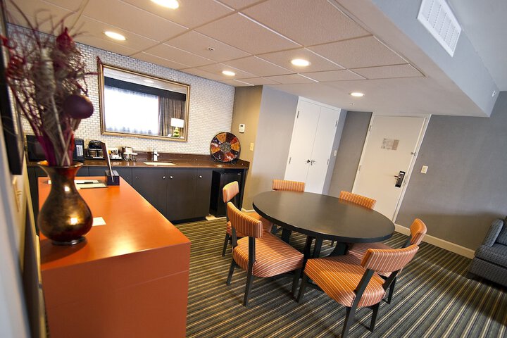 1 King 1 Bedroom Suite Mobility Accessible with Bathtub (3 of 11)