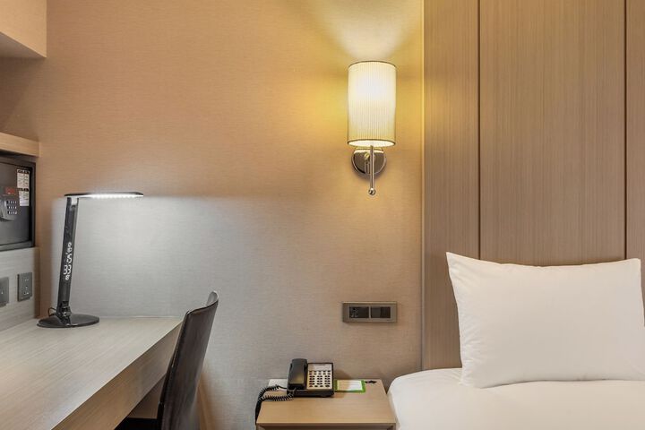 Room 16 of 108