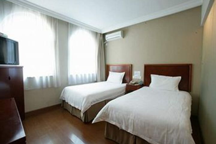 Room 8 of 15