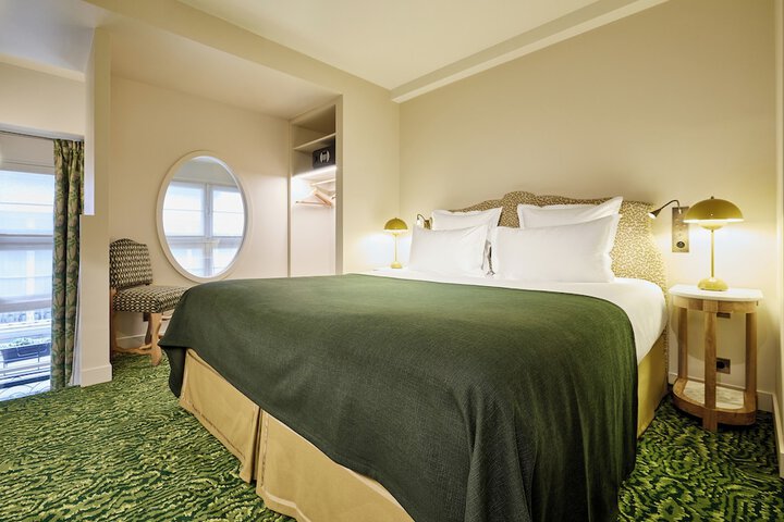 Room 32 of 48
