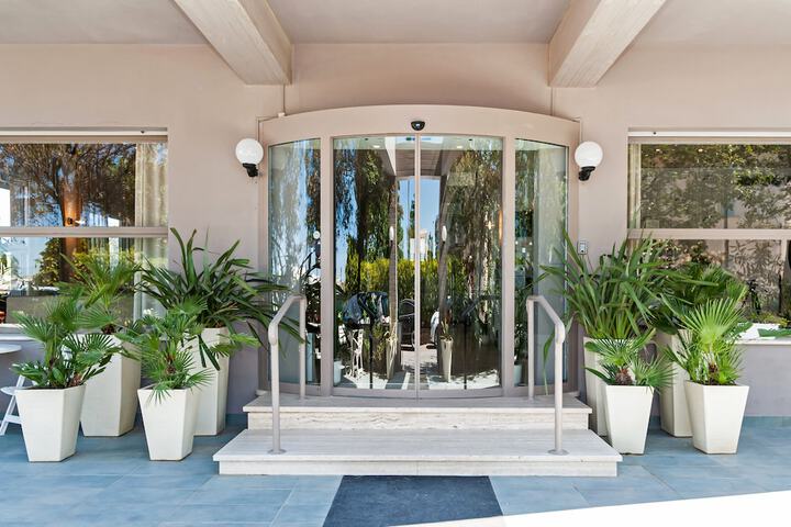 Hotel Exterior 34 of 37
