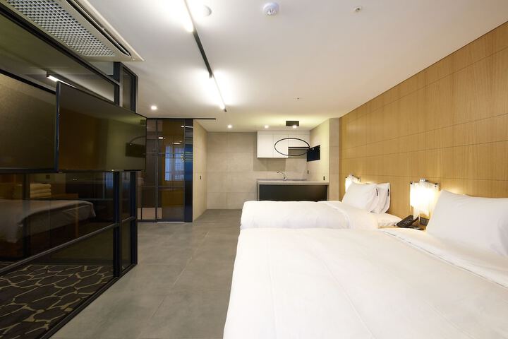Room 15 of 48